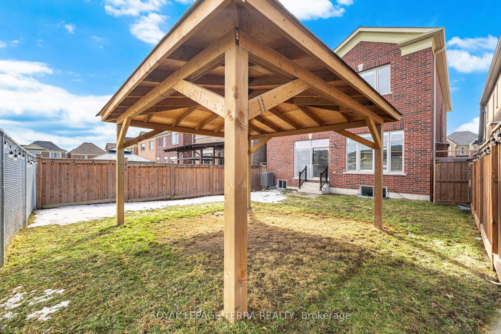 Detached House for sale at 11 Lockton Street, Whitby, Ontario, L1P 0E1 - Williamsburg - MLS: E12867714