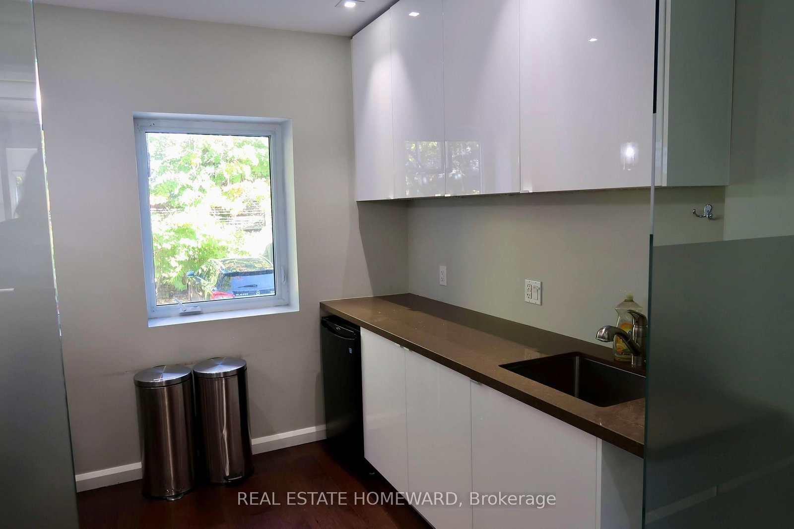 276 Danforth Avenue - Photo 5