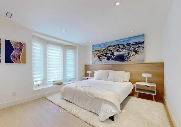 Detached House for sale at 22 Pitt Avenue, Toronto, Ontario, M1L 2R1 - Clairlea-Birchmount - MLS: E12873504