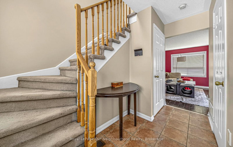 1581 Sarasota Cres, Oshawa, L1G 8G1 | Image 2