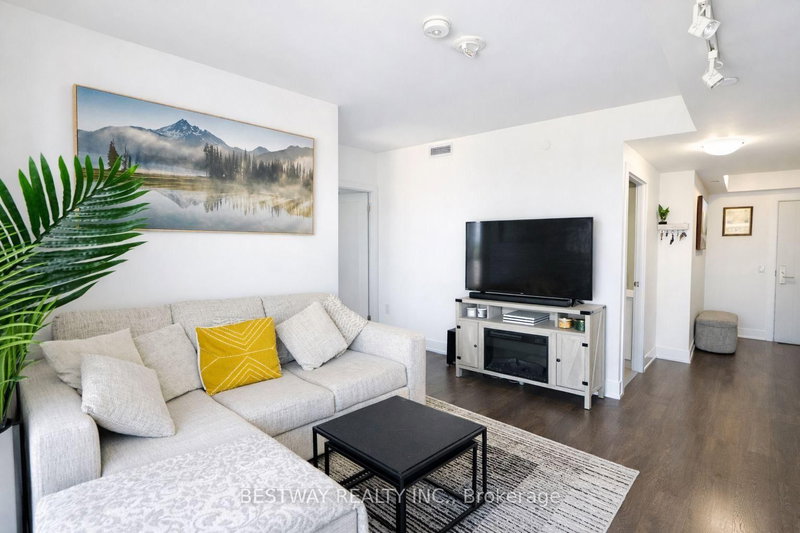 home for lease on 607-2550 Simcoe Street N