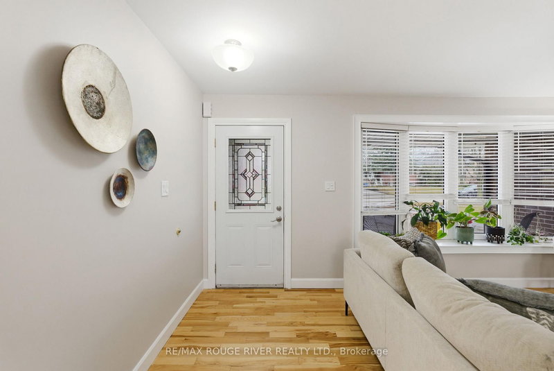 98 Applewood Cres, Whitby, L1N 2E7 | Image 2