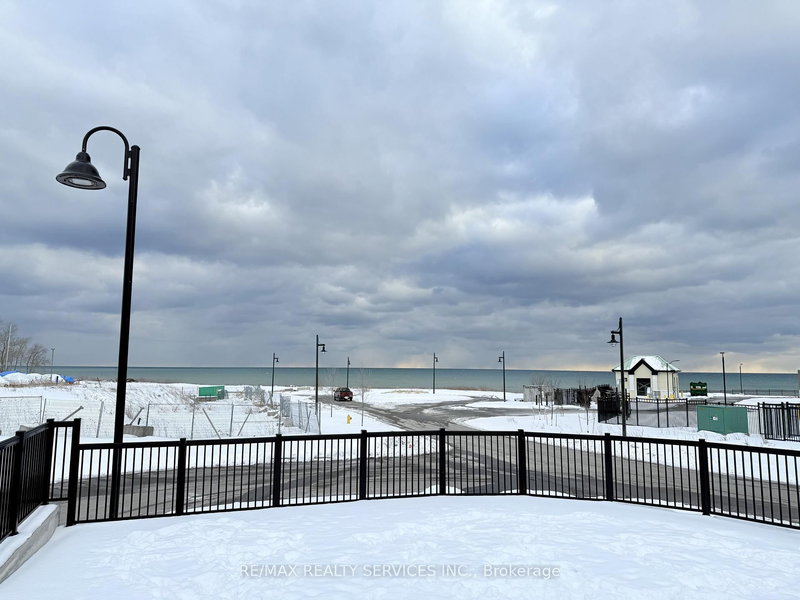 229 - 50 Lakebreeze Dr, Clarington, L1B 1N4 | Image 2