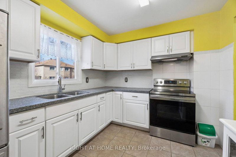 183 Ravenscroft Rd, Ajax, L1T 1Z9 | Image 2