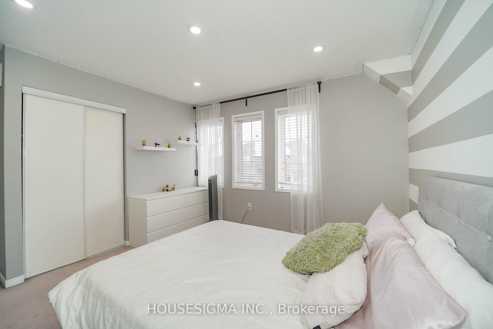 Detached House for sale at 49 Mount Pleasant Avenue, Whitby, Ontario, L1N 0E1 - Blue Grass Meadows - MLS: E12895802