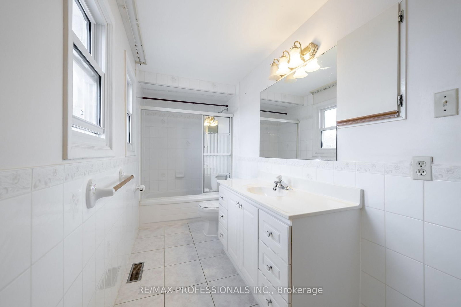 Detached House sold at 23 Jacob Fisher Drive, Toronto, Ontario, M1B 4K3 - Malvern - MLS: E12896374