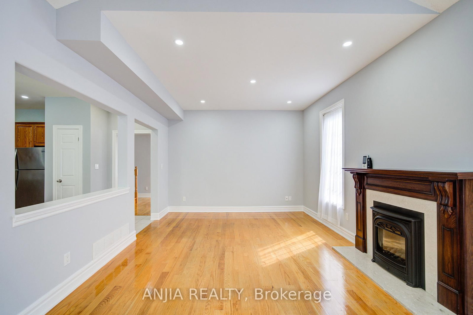 Detached House for sale at 10 Thistledown Crescent, Whitby, Ontario, L1R 3P2 - Taunton North - MLS: E12897738