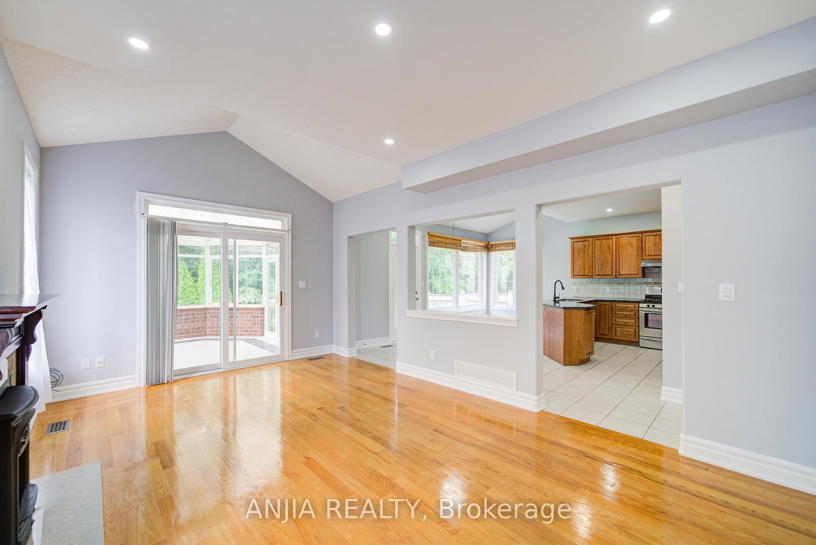 Detached House for sale at 10 Thistledown Crescent, Whitby, Ontario, L1R 3P2 - Taunton North - MLS: E12897738