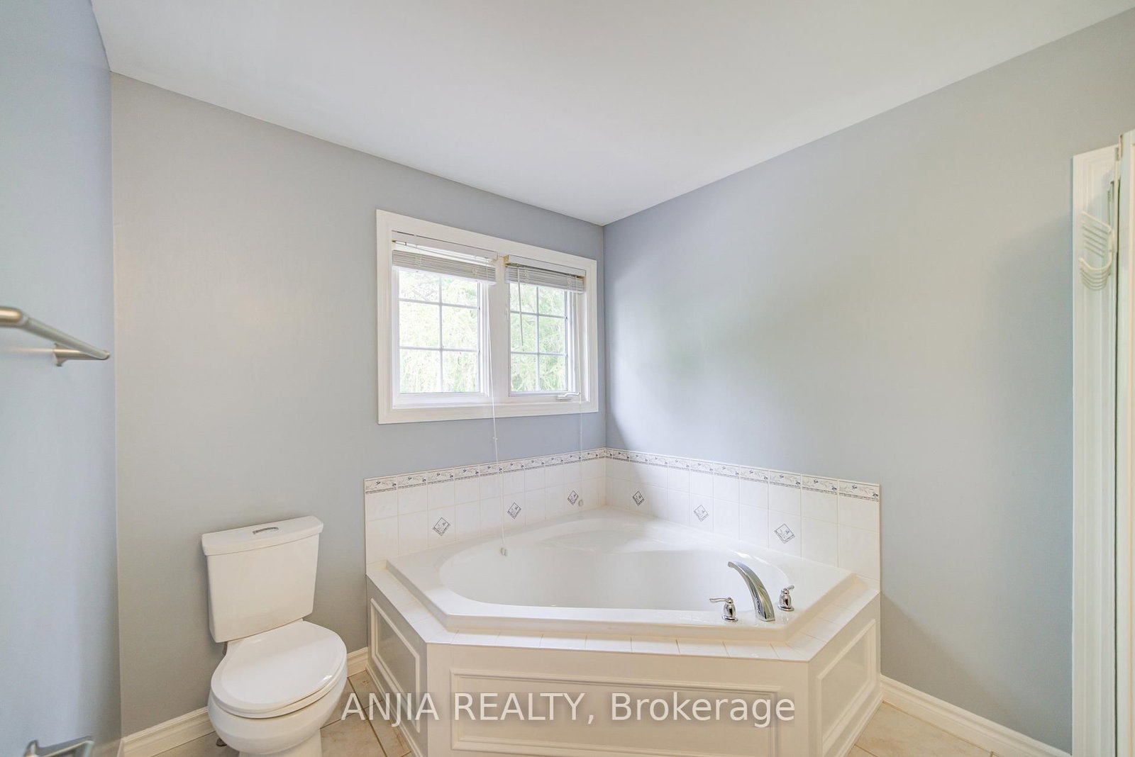 Detached House for sale at 10 Thistledown Crescent, Whitby, Ontario, L1R 3P2 - Taunton North - MLS: E12897738