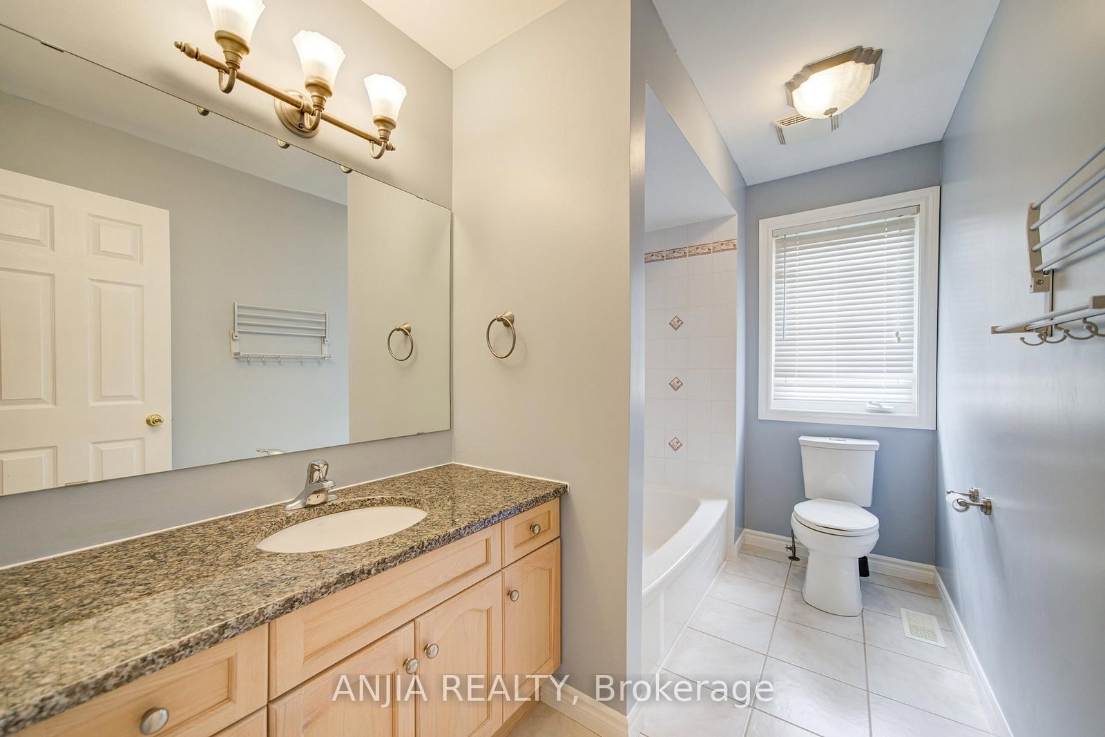 Detached House for sale at 10 Thistledown Crescent, Whitby, Ontario, L1R 3P2 - Taunton North - MLS: E12897738