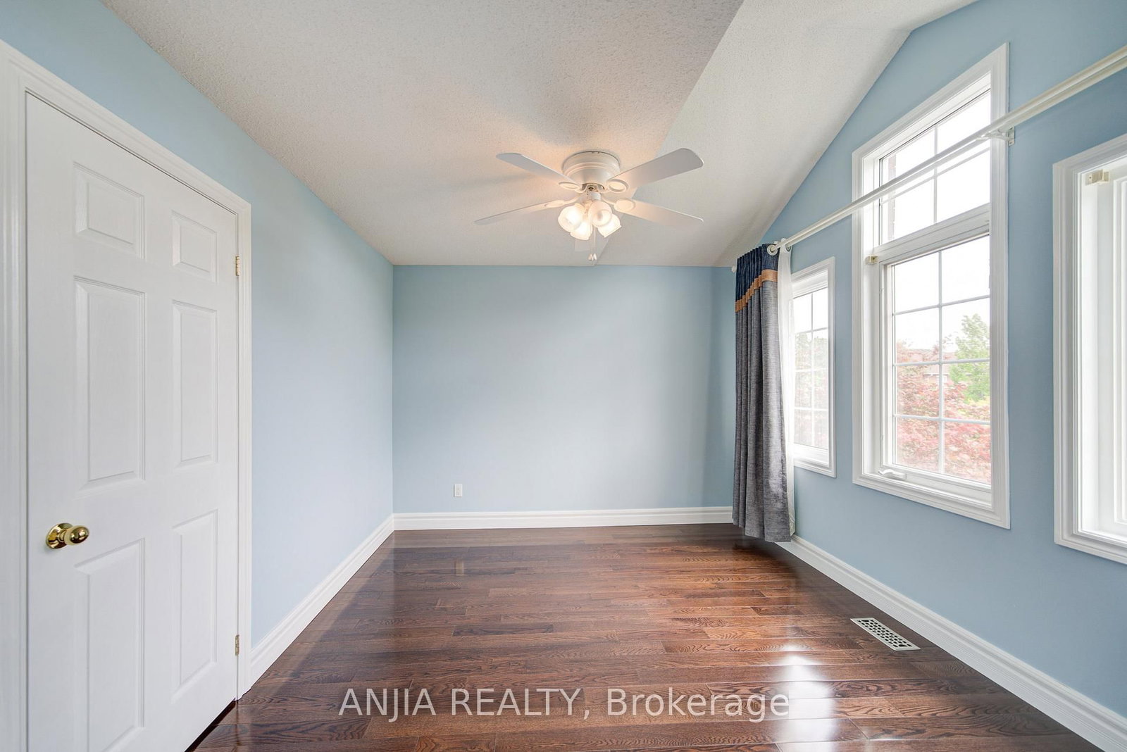 Detached House for sale at 10 Thistledown Crescent, Whitby, Ontario, L1R 3P2 - Taunton North - MLS: E12897738