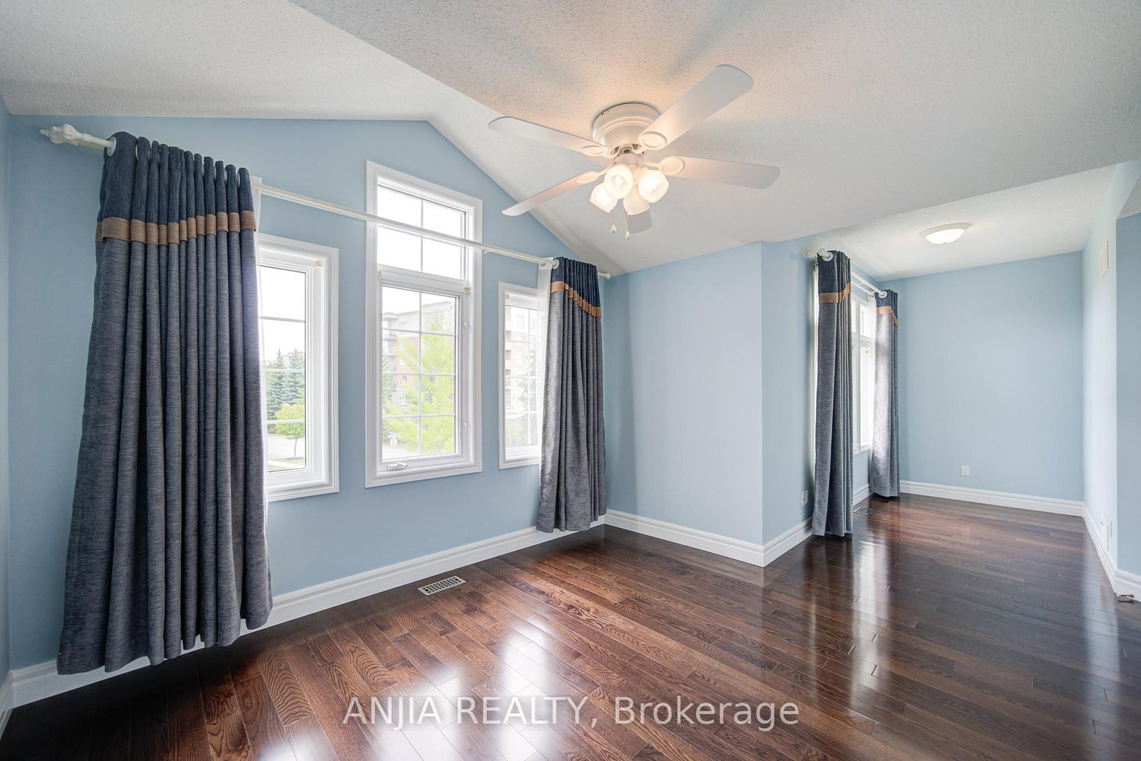 Detached House for sale at 10 Thistledown Crescent, Whitby, Ontario, L1R 3P2 - Taunton North - MLS: E12897738