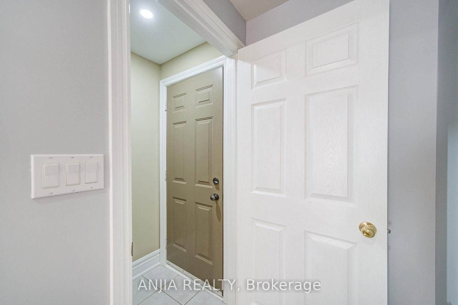 Detached House for sale at 10 Thistledown Crescent, Whitby, Ontario, L1R 3P2 - Taunton North - MLS: E12897738