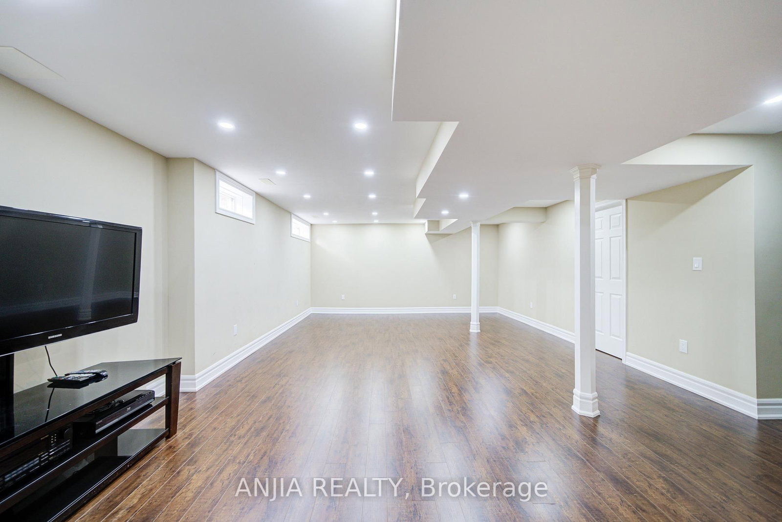 Detached House for sale at 10 Thistledown Crescent, Whitby, Ontario, L1R 3P2 - Taunton North - MLS: E12897738