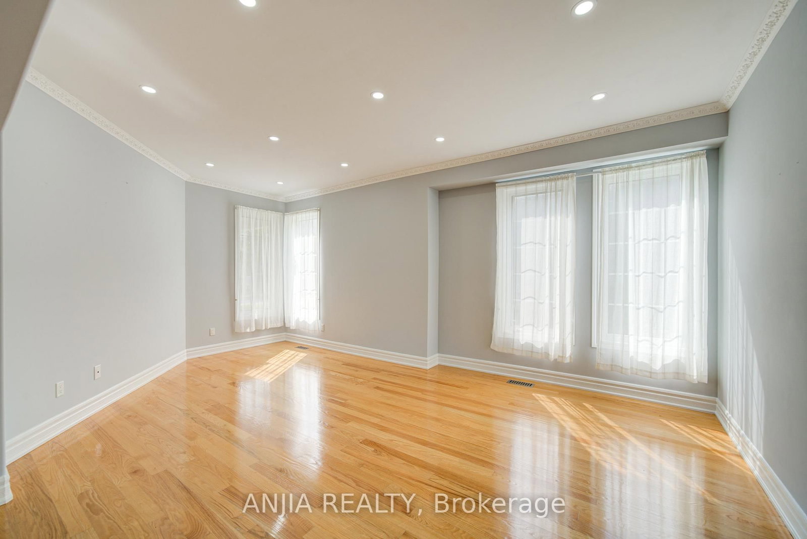 Detached House for sale at 10 Thistledown Crescent, Whitby, Ontario, L1R 3P2 - Taunton North - MLS: E12897738