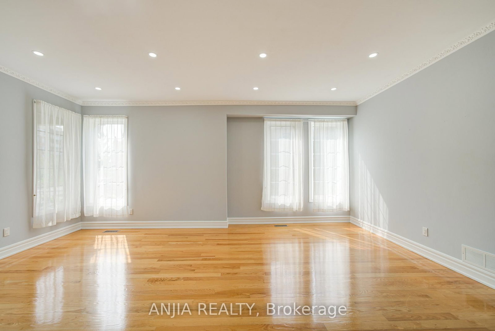 Detached House for sale at 10 Thistledown Crescent, Whitby, Ontario, L1R 3P2 - Taunton North - MLS: E12897738