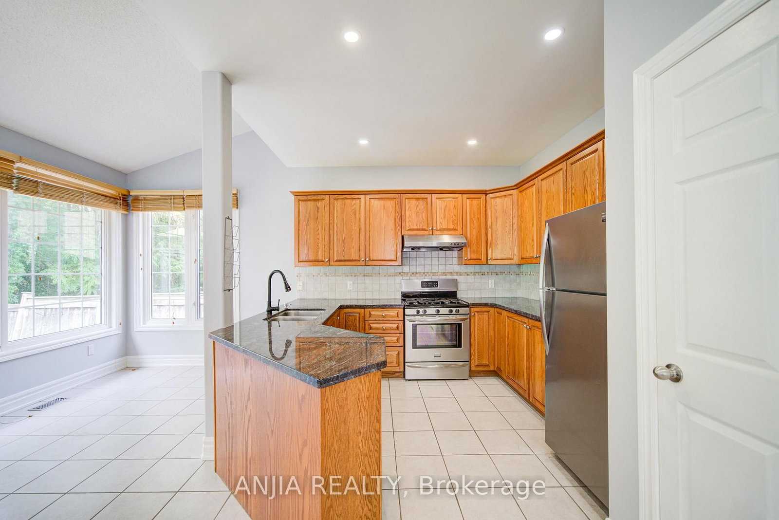 Detached House for sale at 10 Thistledown Crescent, Whitby, Ontario, L1R 3P2 - Taunton North - MLS: E12897738