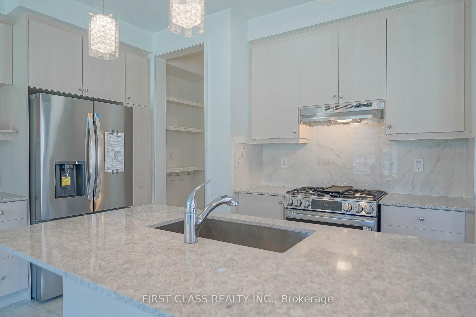 1913 Narcissus Gardens • Pickering, ON photo 12
