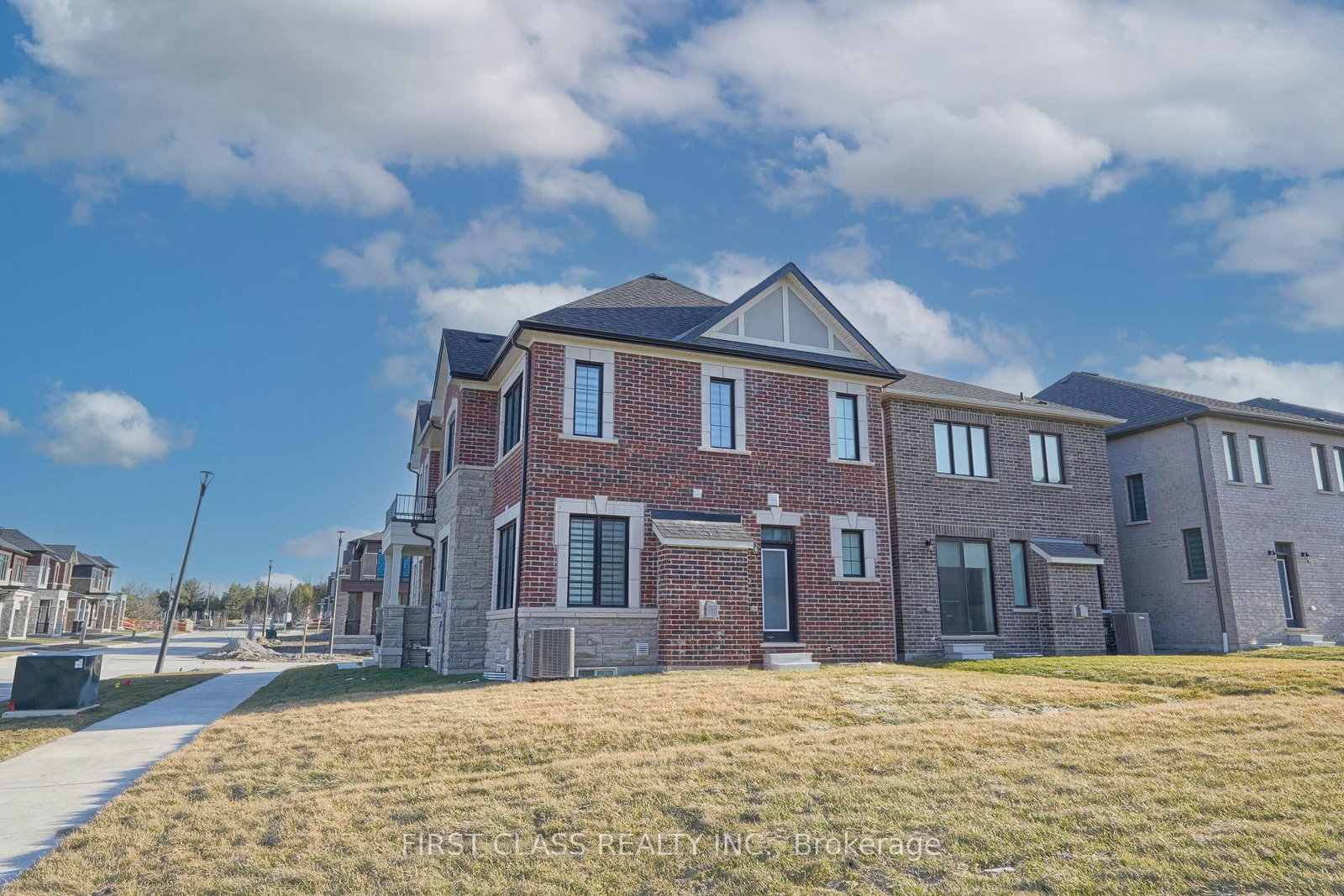 1913 Narcissus Gardens • Pickering, ON photo 2