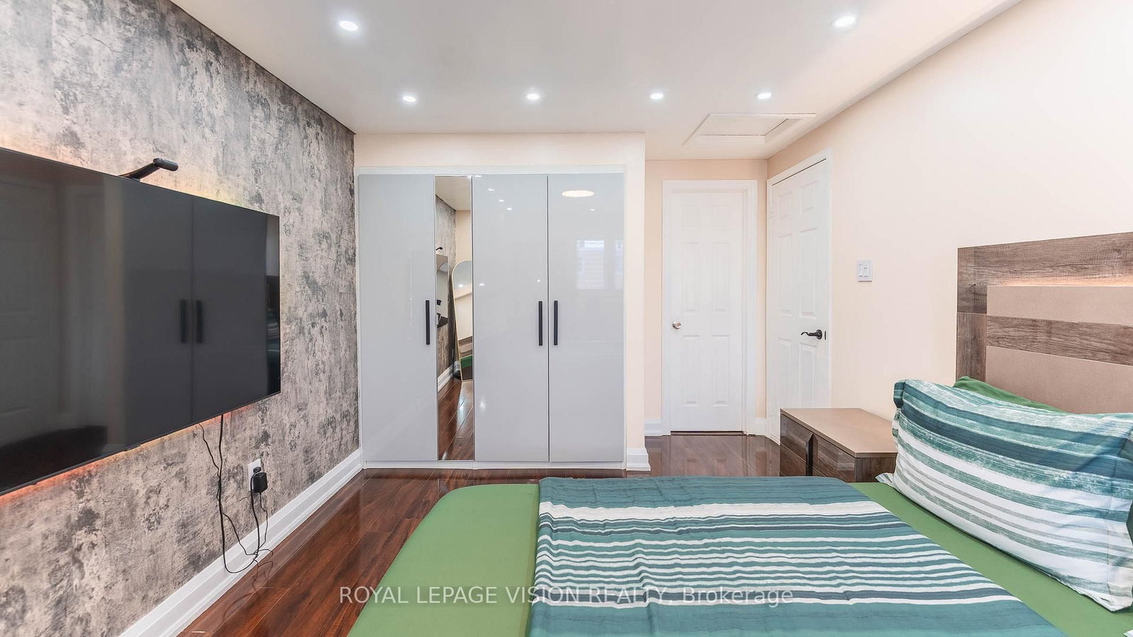 Detached House for sale at 1855 Ashford Drive, Pickering, Ontario, L1V 6E1 - Village East - MLS: E12902128