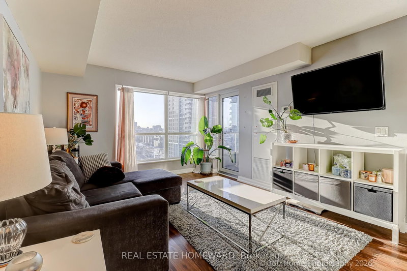 home for lease on 1117-181 Village Green Square