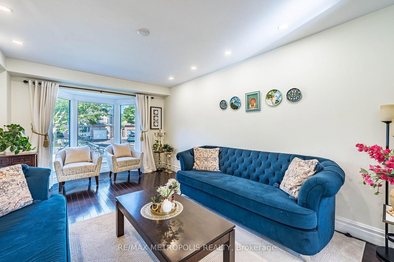 Upper - 22 Mayflower St, Whitby, L1N 8A9 | Image 2