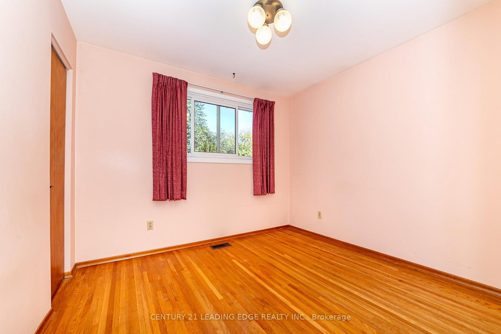 Detached House for sale at 815 Douglas Avenue, Pickering, Ontario, L1W 1N2 - Bay Ridges - MLS: E12908386