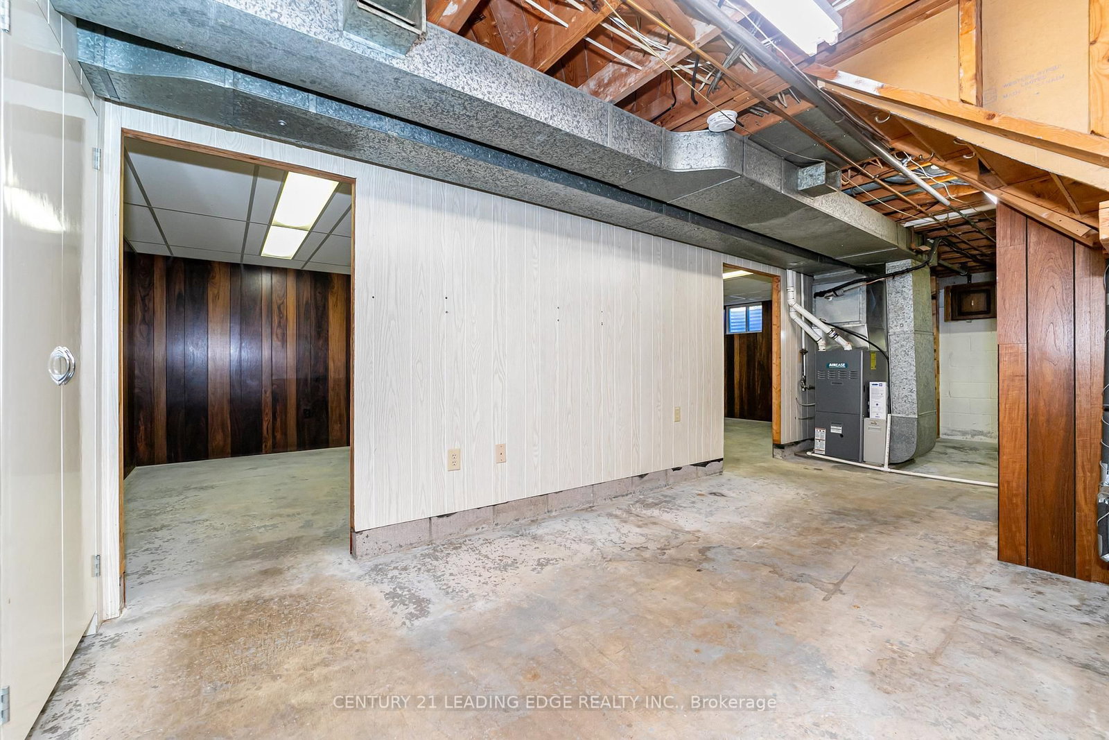 Detached House for sale at 815 Douglas Avenue, Pickering, Ontario, L1W 1N2 - Bay Ridges - MLS: E12908386