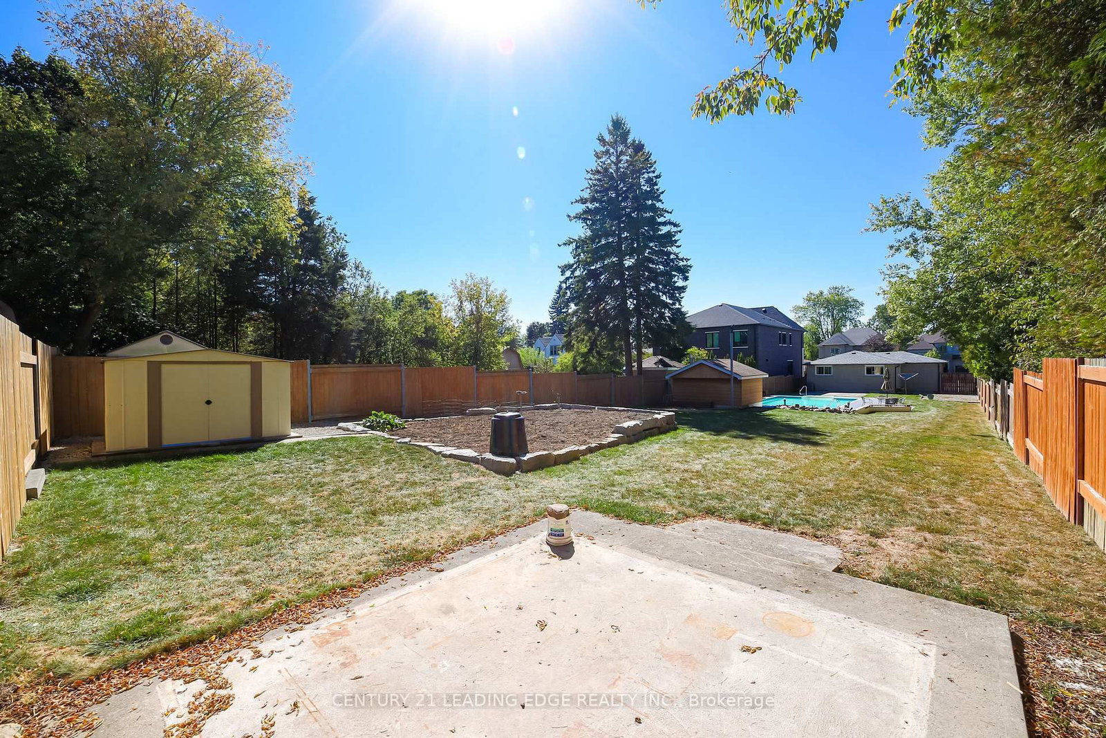 Detached House for sale at 815 Douglas Avenue, Pickering, Ontario, L1W 1N2 - Bay Ridges - MLS: E12908386