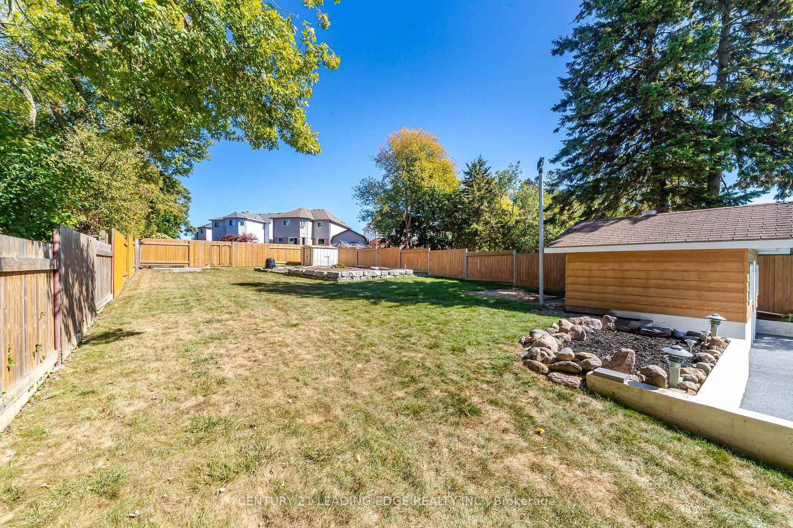 Detached House for sale at 815 Douglas Avenue, Pickering, Ontario, L1W 1N2 - Bay Ridges - MLS: E12908386