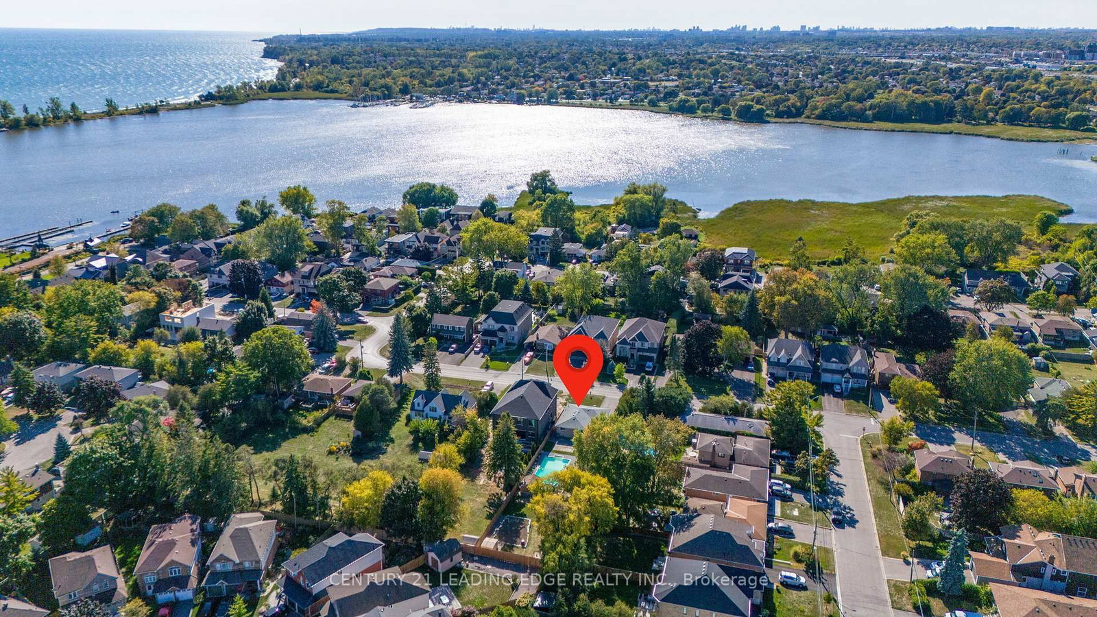 Detached House for sale at 815 Douglas Avenue, Pickering, Ontario, L1W 1N2 - Bay Ridges - MLS: E12908386