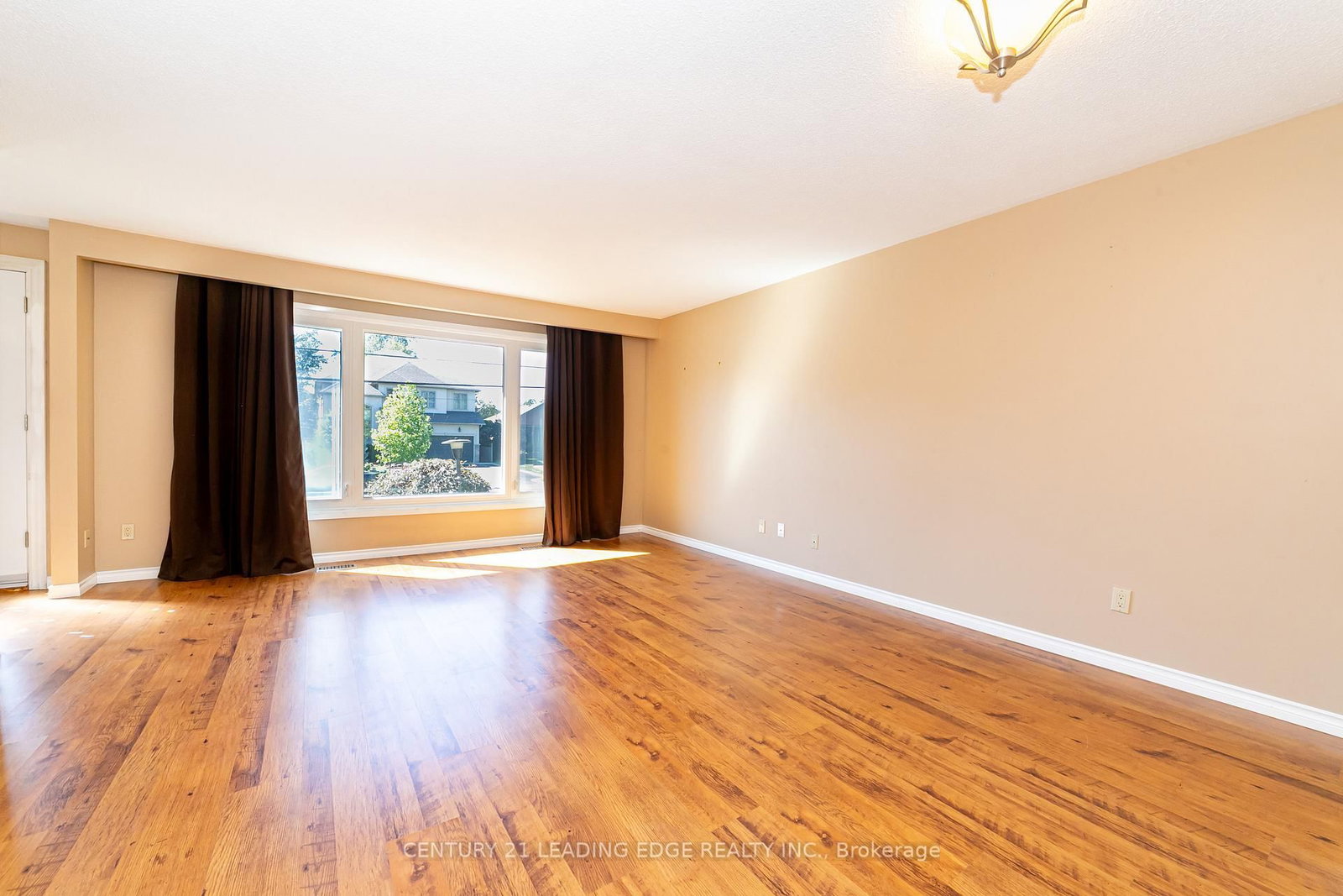 Detached House for sale at 815 Douglas Avenue, Pickering, Ontario, L1W 1N2 - Bay Ridges - MLS: E12908386