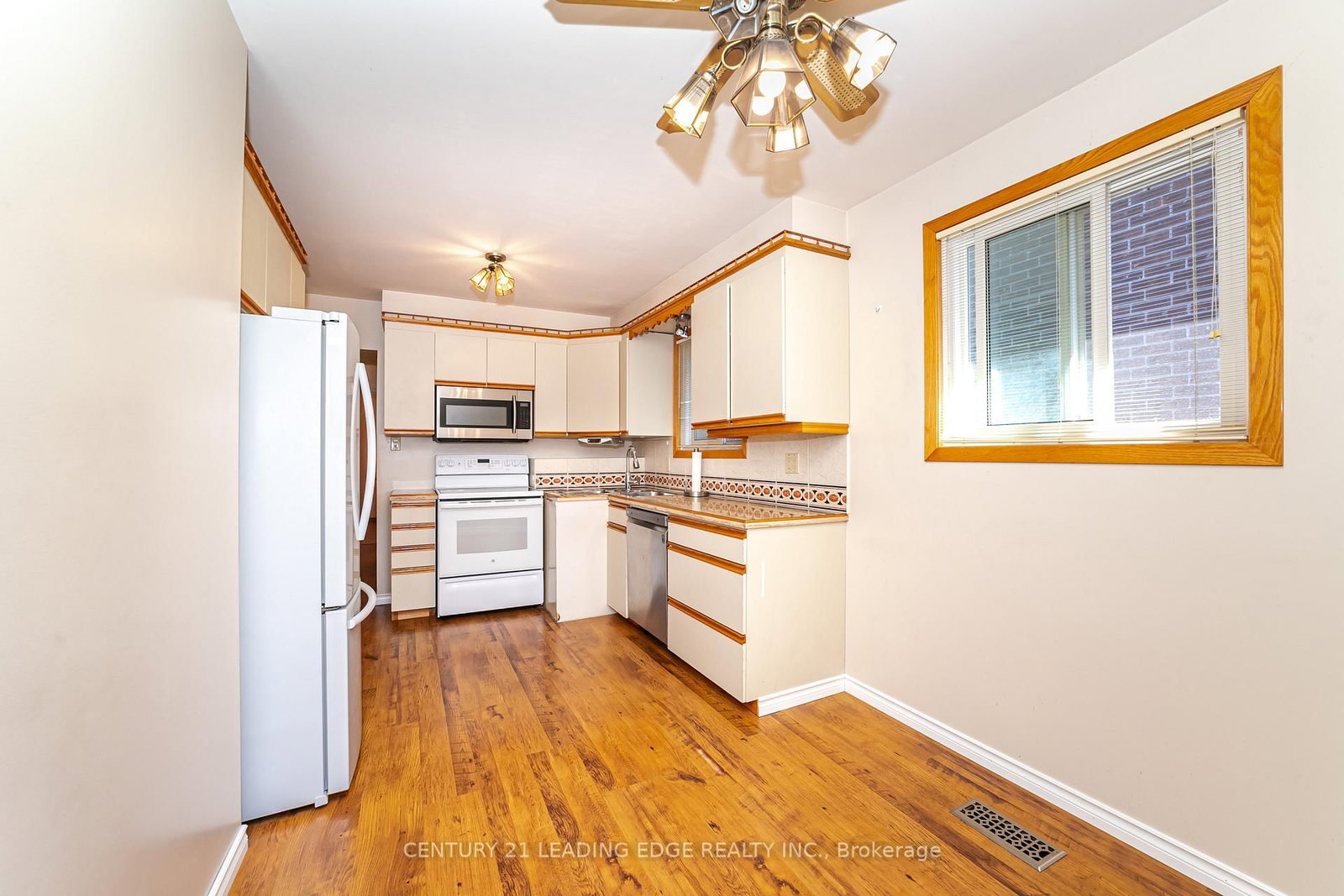 Detached House for sale at 815 Douglas Avenue, Pickering, Ontario, L1W 1N2 - Bay Ridges - MLS: E12908386