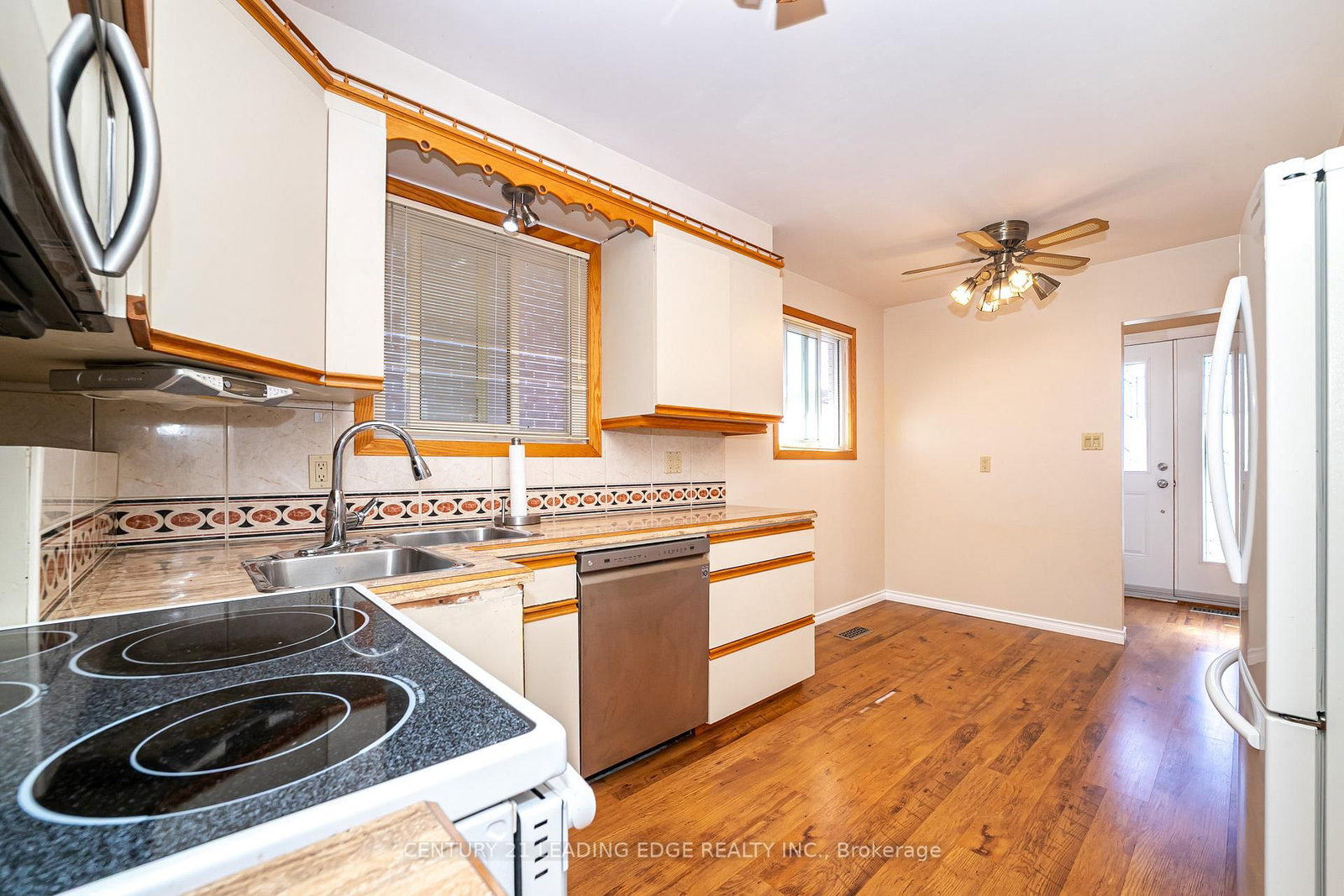 Detached House for sale at 815 Douglas Avenue, Pickering, Ontario, L1W 1N2 - Bay Ridges - MLS: E12908386