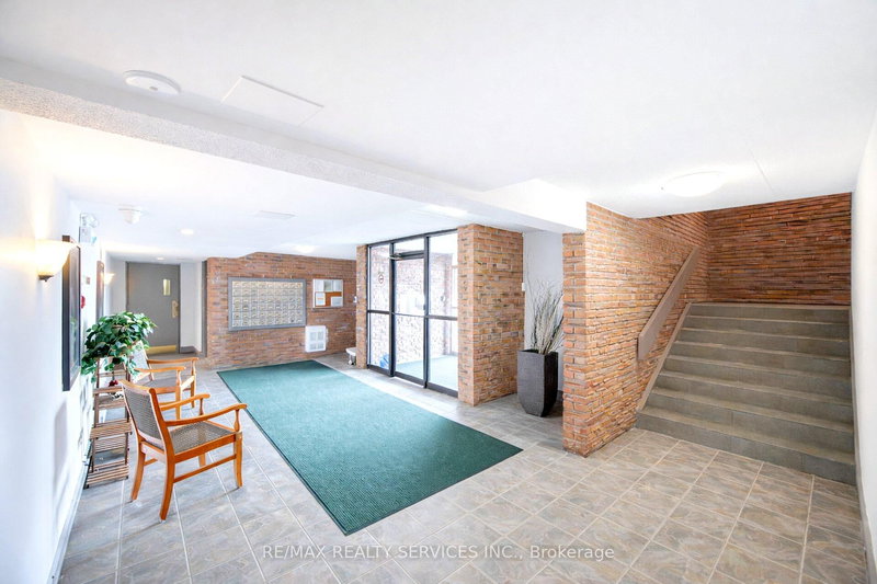 105 - 580 Mary St E, Whitby, L1N 2R3 | Image 3