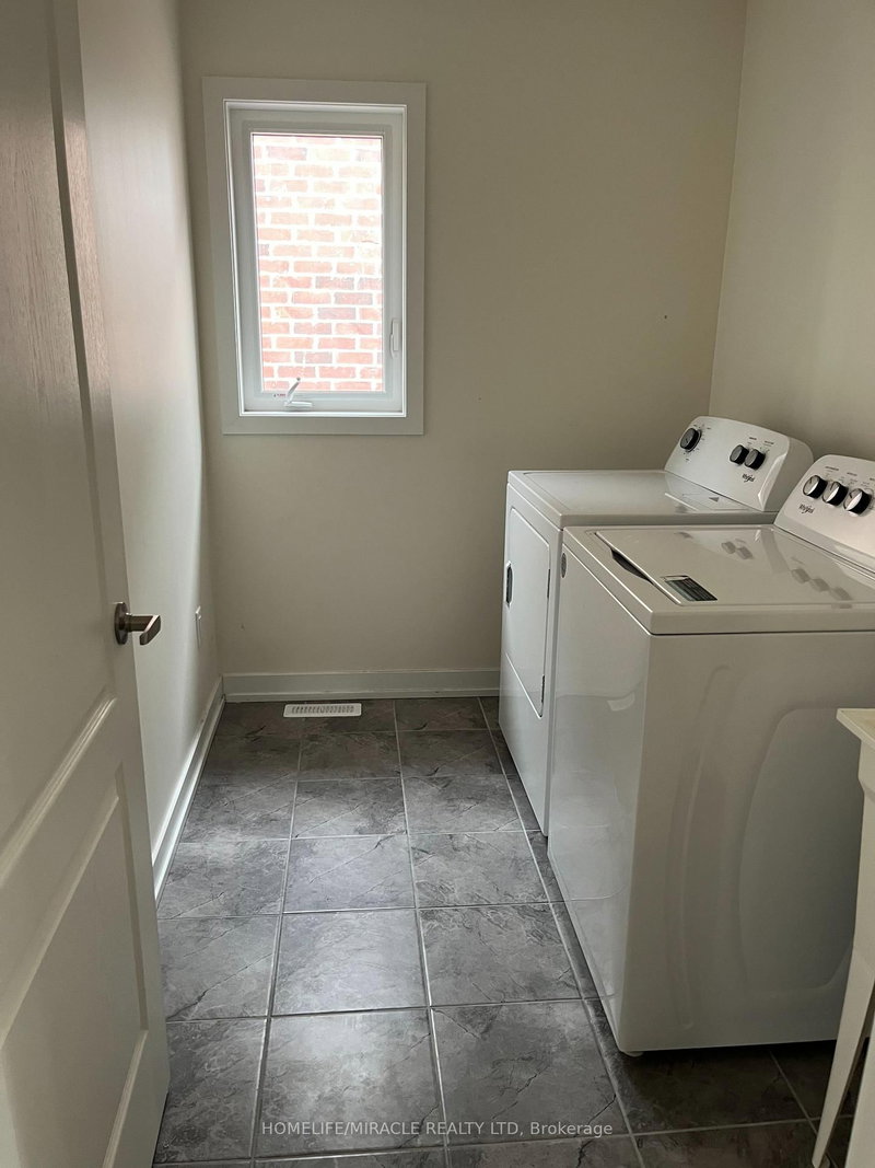 1182 Plymouth Dr, Oshawa, L1L 0T4 | Image 3