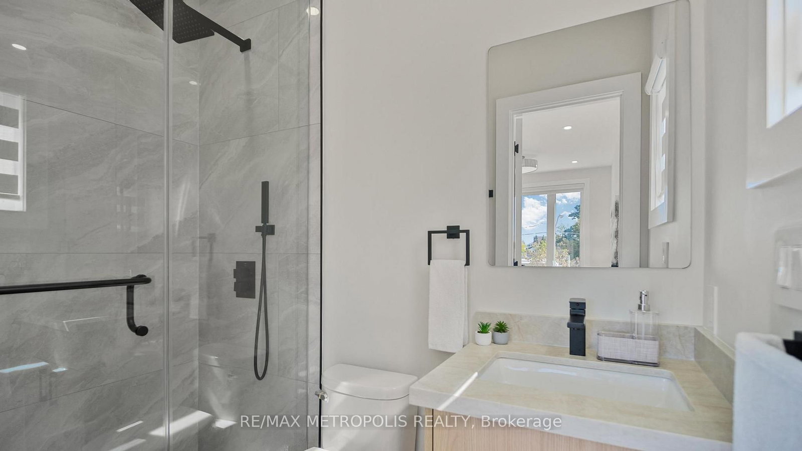 Detached House for sale at 39 Kenworthy Avenue, Toronto, Ontario, M1L 3B1 - Oakridge - MLS: E12919066