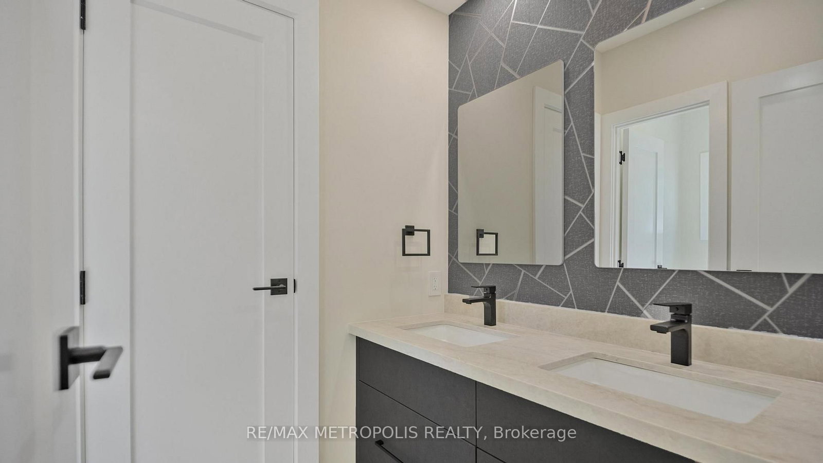 Detached House for sale at 39 Kenworthy Avenue, Toronto, Ontario, M1L 3B1 - Oakridge - MLS: E12919066