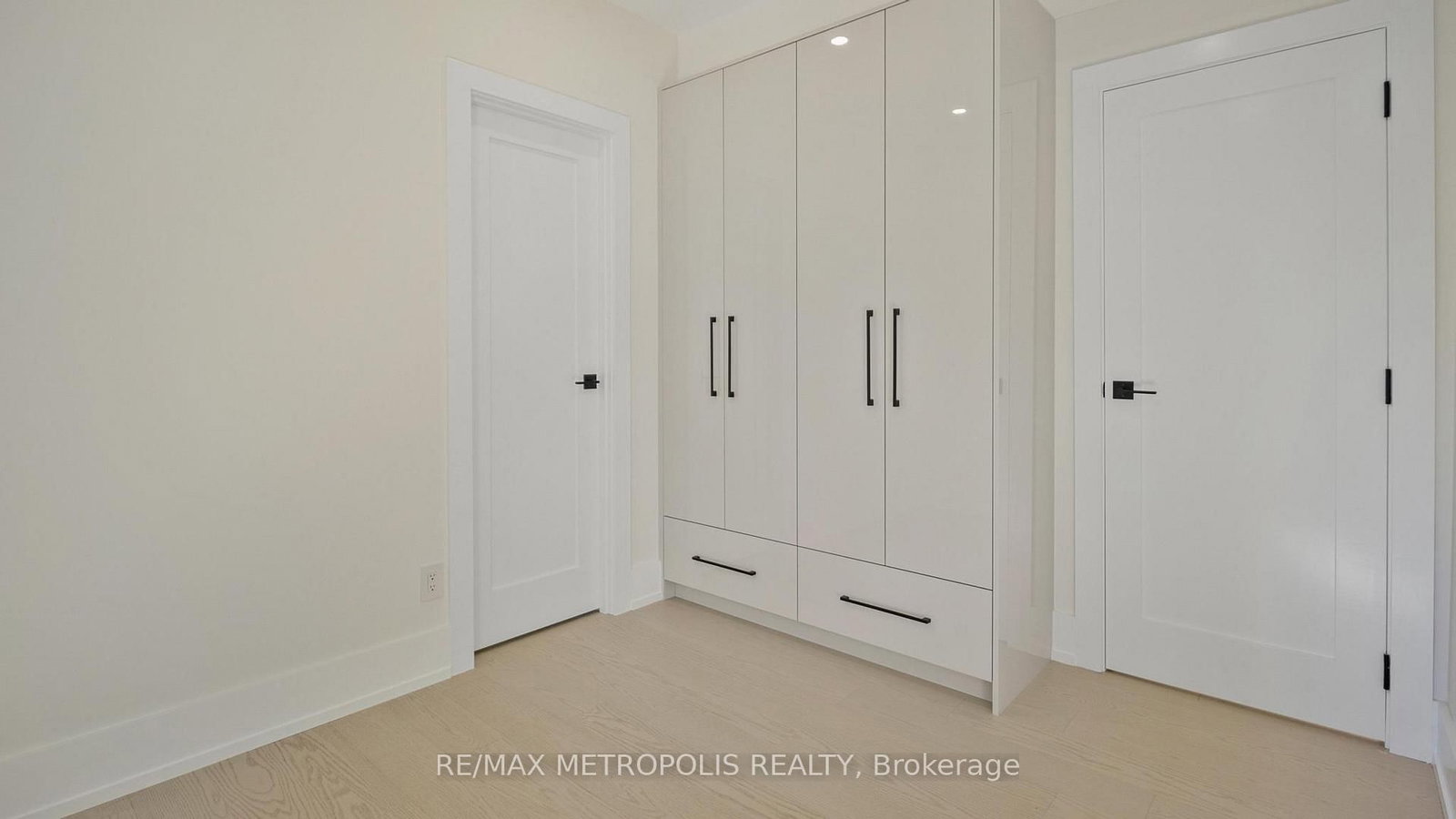 Detached House for sale at 39 Kenworthy Avenue, Toronto, Ontario, M1L 3B1 - Oakridge - MLS: E12919066