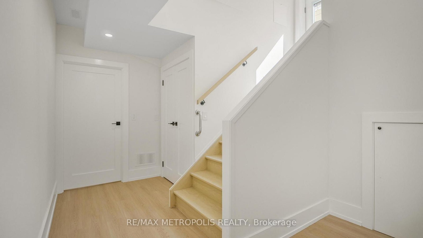 Detached House for sale at 39 Kenworthy Avenue, Toronto, Ontario, M1L 3B1 - Oakridge - MLS: E12919066