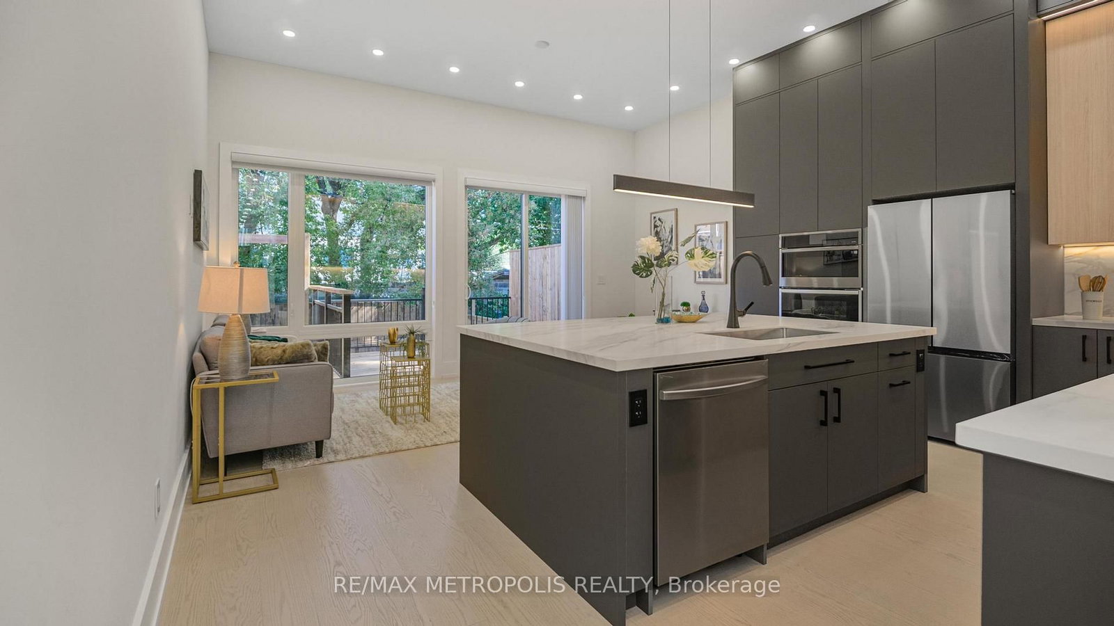 Detached House for sale at 39 Kenworthy Avenue, Toronto, Ontario, M1L 3B1 - Oakridge - MLS: E12919066