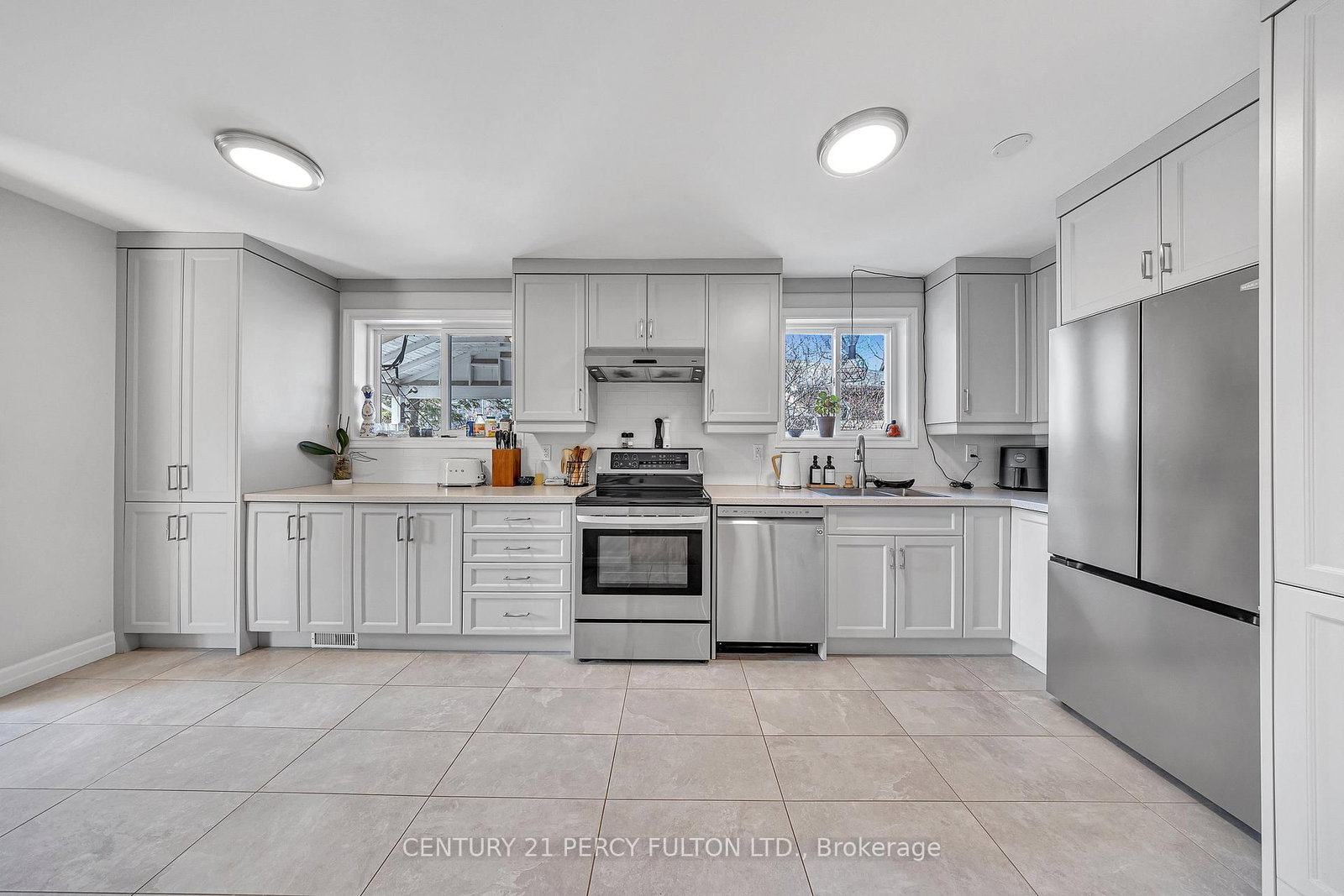 Detached House for sale at 893 Douglas Avenue, Pickering, Ontario, L1W 1N7 - Bay Ridges - MLS: E12923052