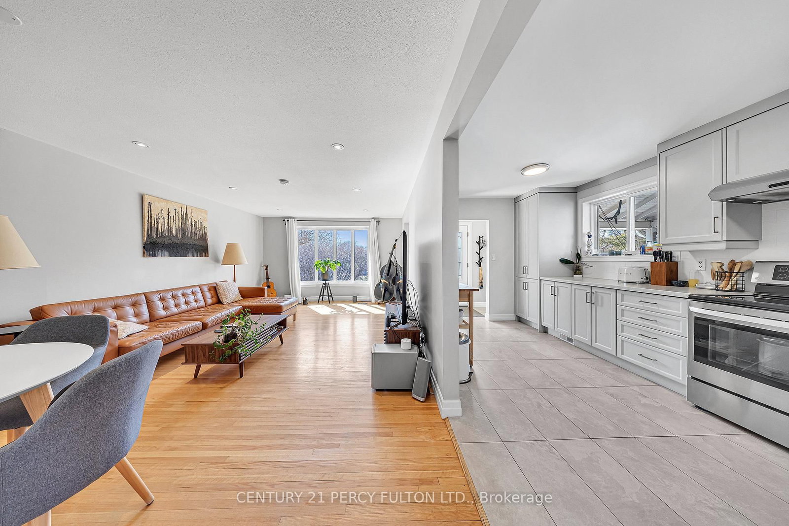 Detached House for sale at 893 Douglas Avenue, Pickering, Ontario, L1W 1N7 - Bay Ridges - MLS: E12923052