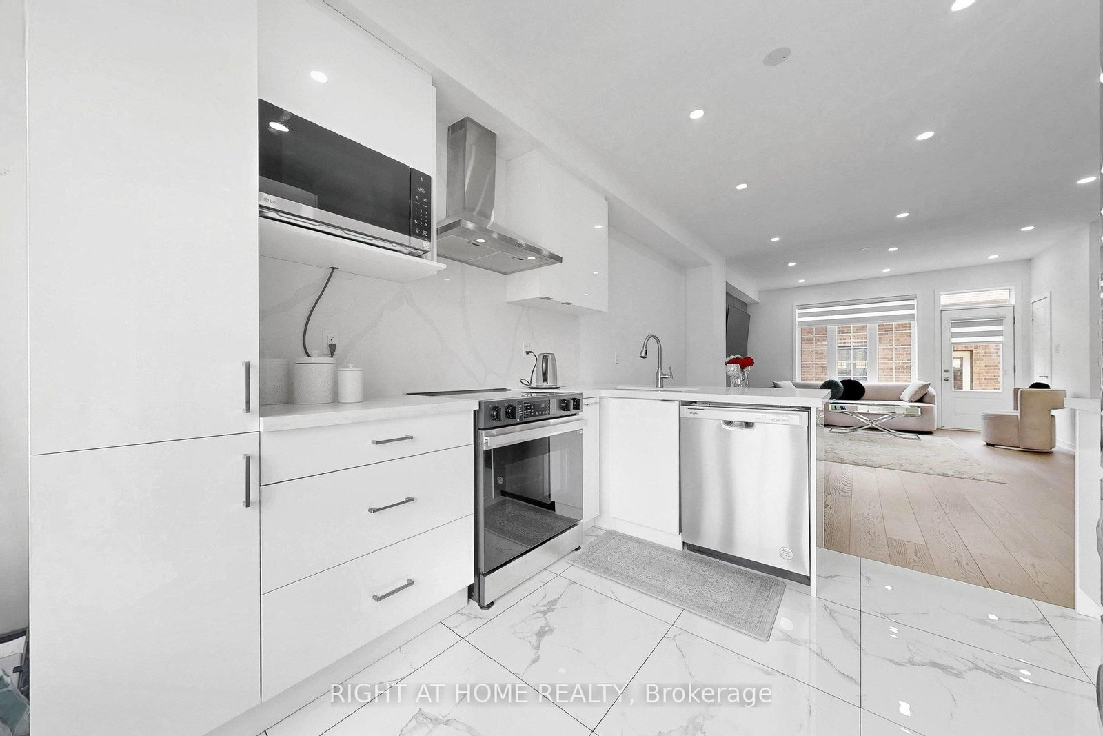 Townhouse for sale at 7 Selfridge Way, Whitby, Ontario, L1N 0N9 - Downtown Whitby - MLS: E12927012