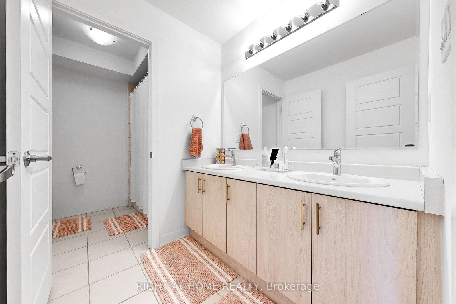 Townhouse for sale at 7 Selfridge Way, Whitby, Ontario, L1N 0N9 - Downtown Whitby - MLS: E12927012