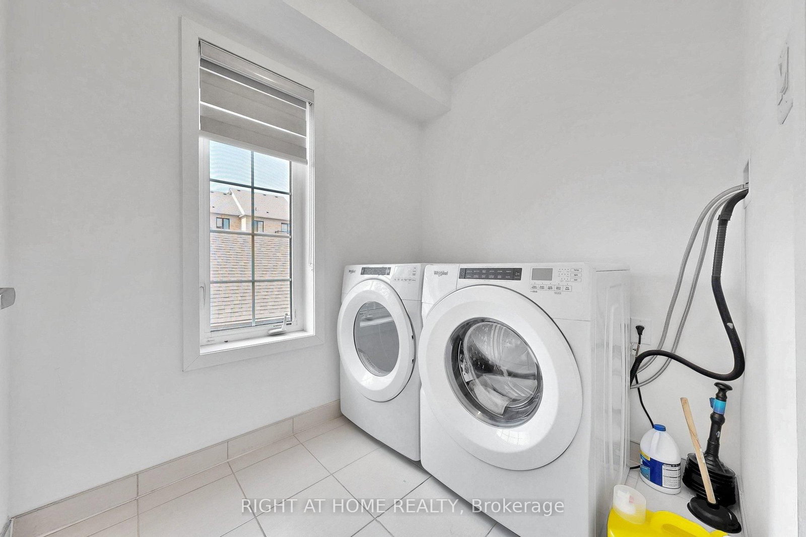 Townhouse for sale at 7 Selfridge Way, Whitby, Ontario, L1N 0N9 - Downtown Whitby - MLS: E12927012