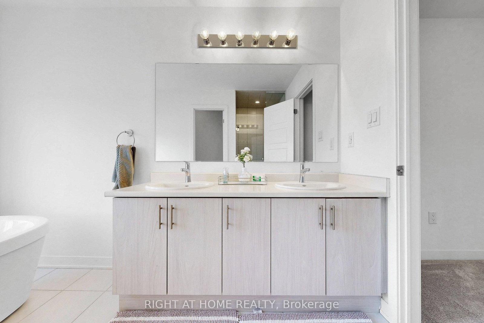 Townhouse for sale at 7 Selfridge Way, Whitby, Ontario, L1N 0N9 - Downtown Whitby - MLS: E12927012