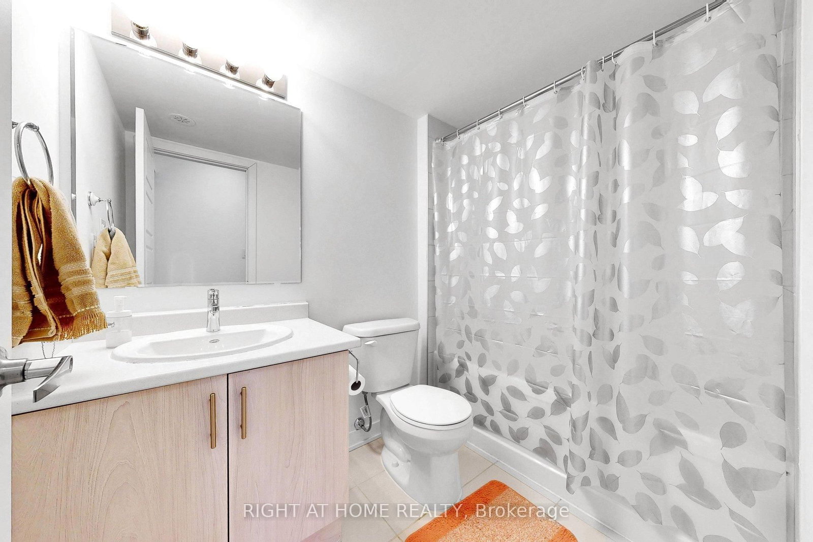 Townhouse for sale at 7 Selfridge Way, Whitby, Ontario, L1N 0N9 - Downtown Whitby - MLS: E12927012