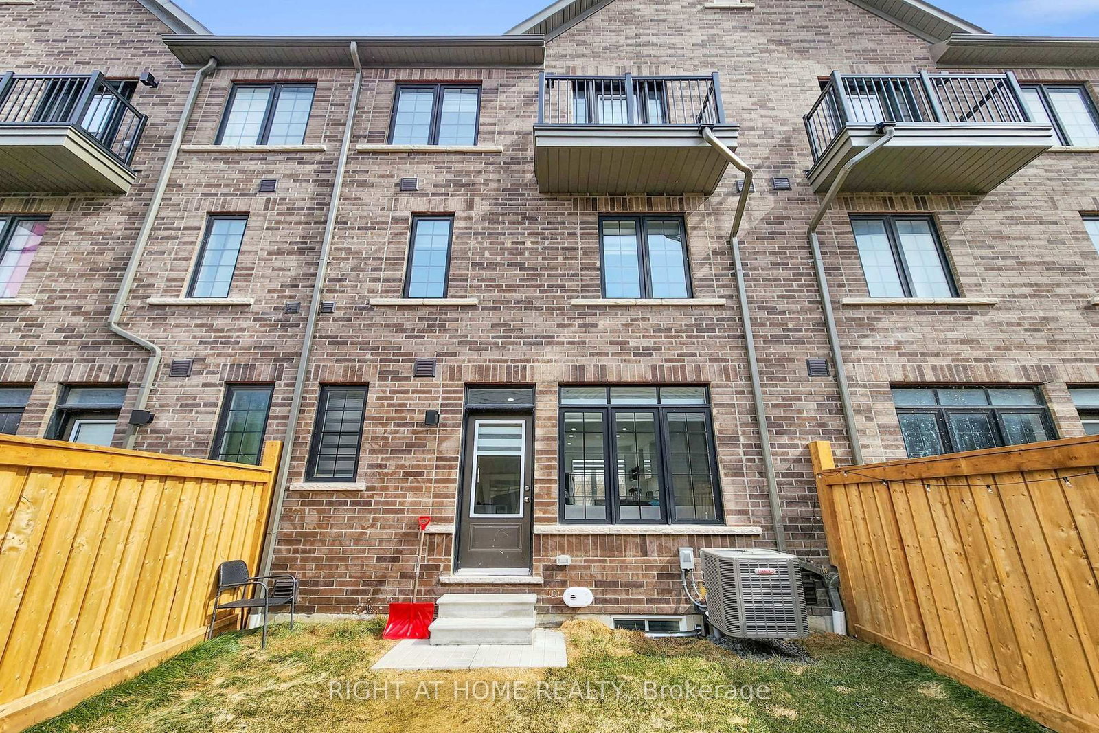 Townhouse for sale at 7 Selfridge Way, Whitby, Ontario, L1N 0N9 - Downtown Whitby - MLS: E12927012