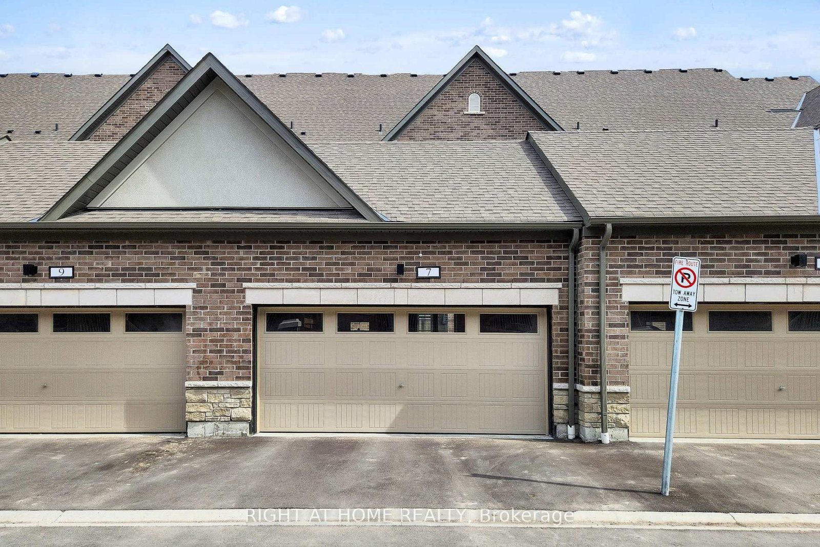 Townhouse for sale at 7 Selfridge Way, Whitby, Ontario, L1N 0N9 - Downtown Whitby - MLS: E12927012